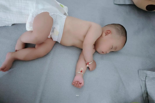 代怀选性别包生男孩五个月宝宝拇指内扣